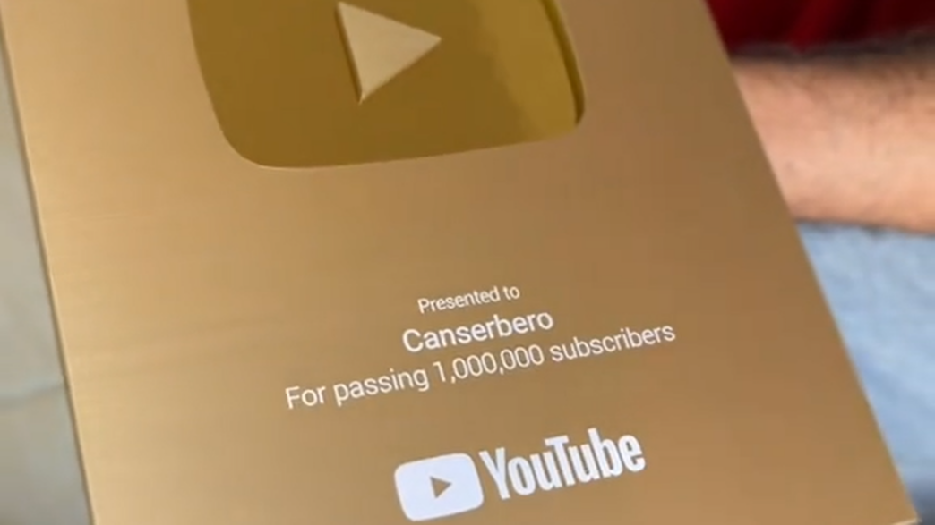 Padre recibe oro por el legado inmortal de Canserbero YouTube premia legado inmortal de Canserbero